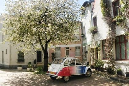 Tour in a vintage car with a Parisian