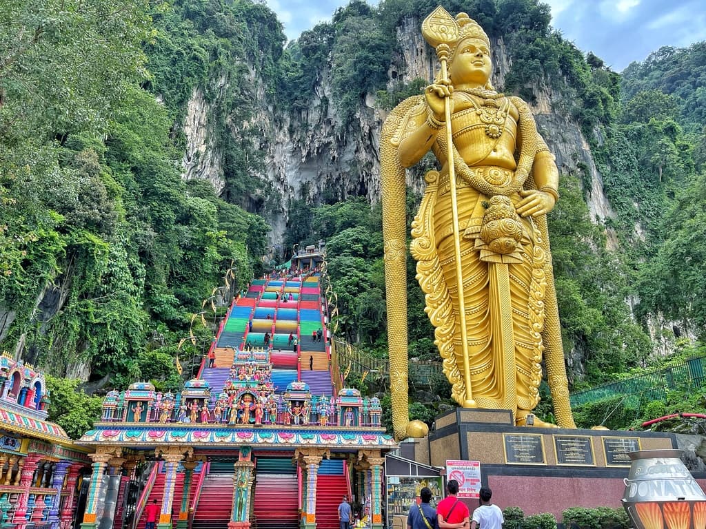 16:30 pm Arrive at Batu Caves, climb rainbow steps, explore main temple caves