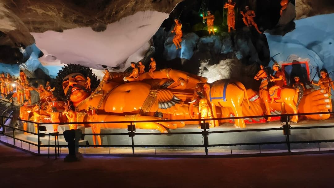 17:30 pm Visit Ramayana Cave (colorful illuminated displays)
