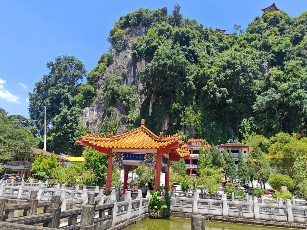 10:00am Visit Perak Tong Cave Temple (limestone cave temple, gardens)