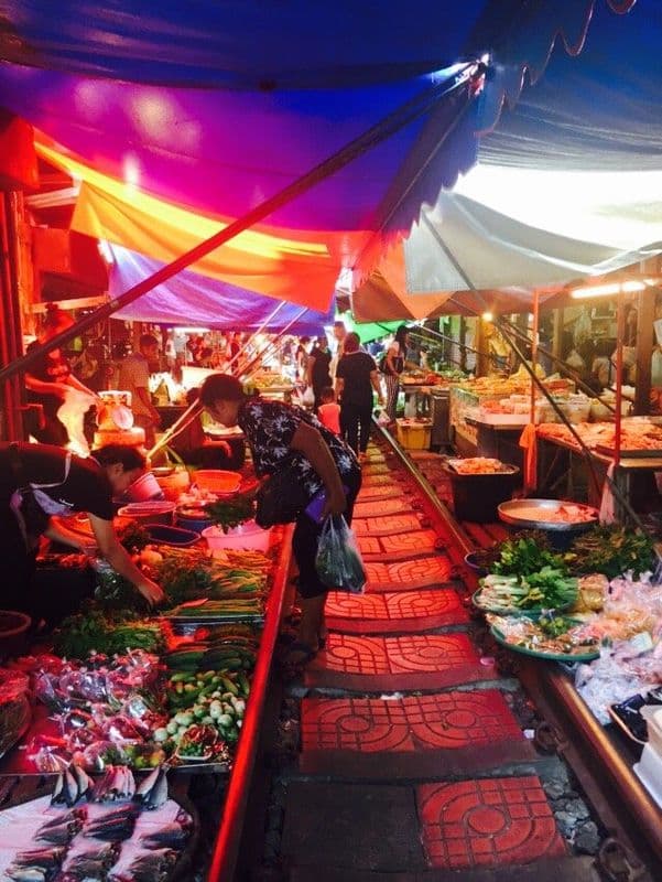Mae Klong Railway Market (Hoop Rom Market)